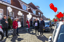 903729 Afbeelding van de rouwstoet in de Berkelstraat te Utrecht voor de aangepaste begrafenis van Harry van Staa ( de ...
